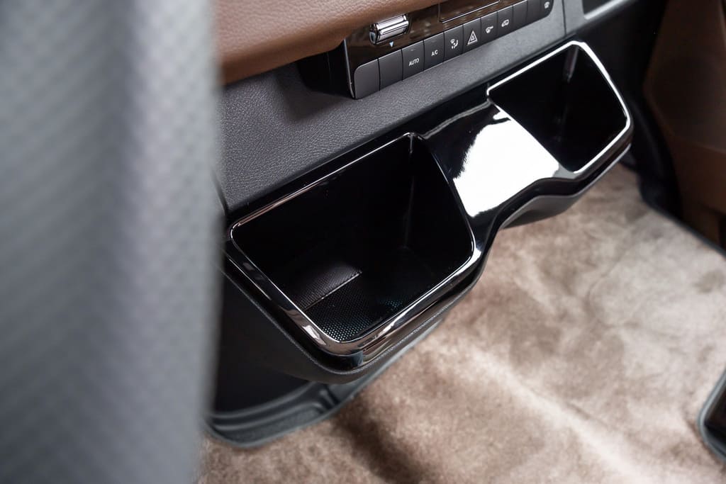 Paintwork of the center shelf, door support, window lifter and door opener